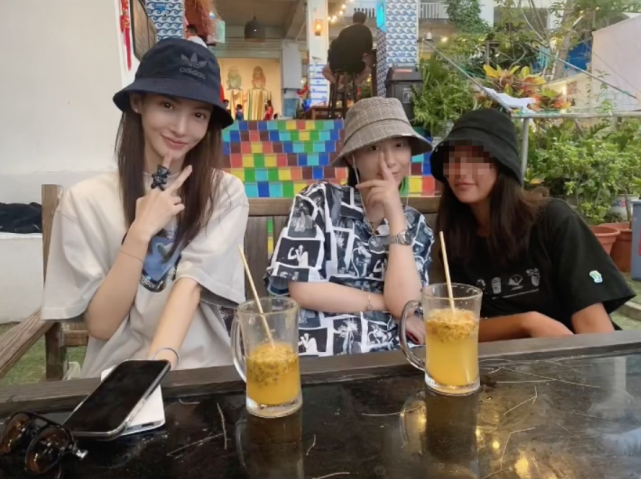 网友偶遇金晨李斯丹妮,金晨穿厚袜配凉鞋秀长腿,发现