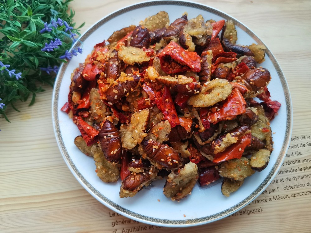 东北过年下酒菜,开边蚕蛹家常做法,香酥不回软,比饭店做的好吃