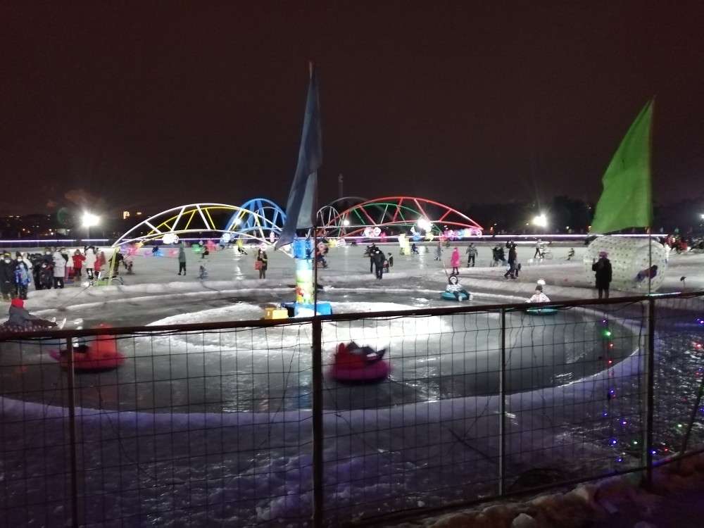 吉林:长春南湖公园冰灯,雪雕增加节日氛围