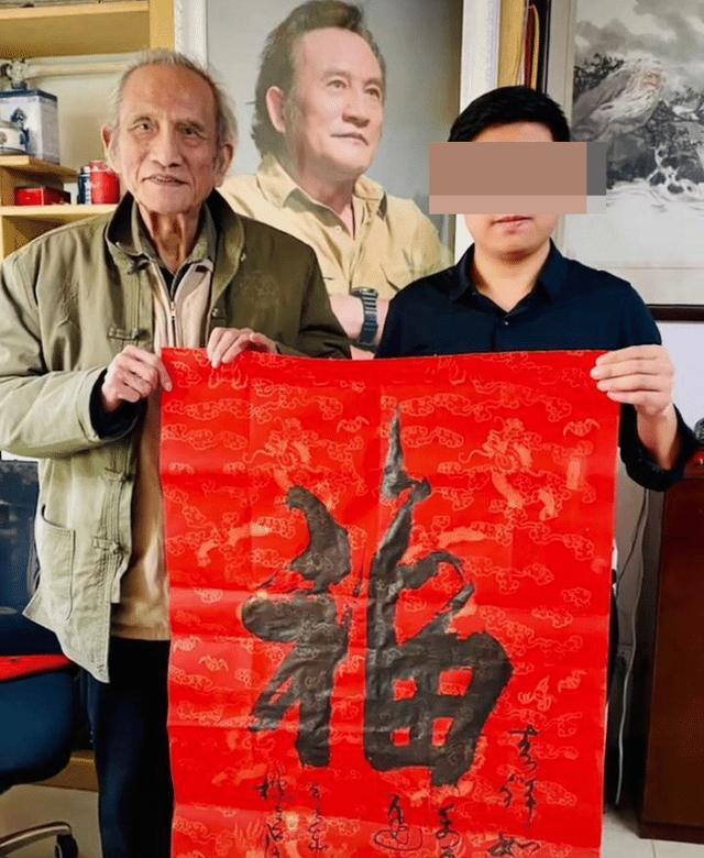 杨在葆晚年钟情于书法,去世前一个月仍热情招待客人,亲自执笔赐福字.