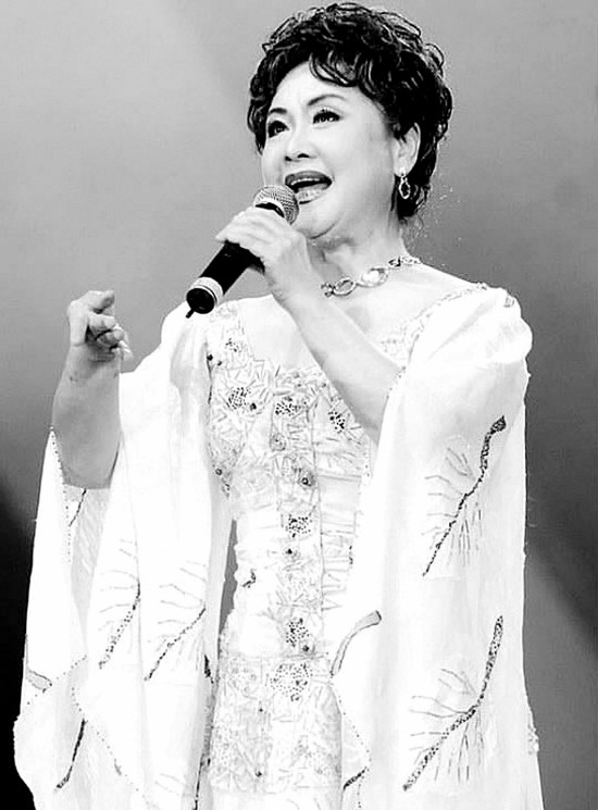 著名作曲家谷建芬曾回忆说:"那时候王酩写了《小花》,李谷一唱了