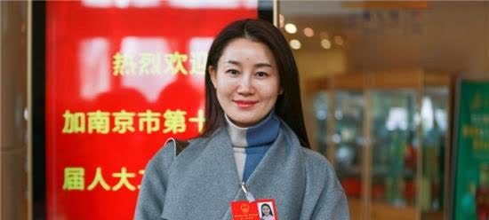 《父母爱情》里安泰首晒幸福,小11岁的老婆气质出众