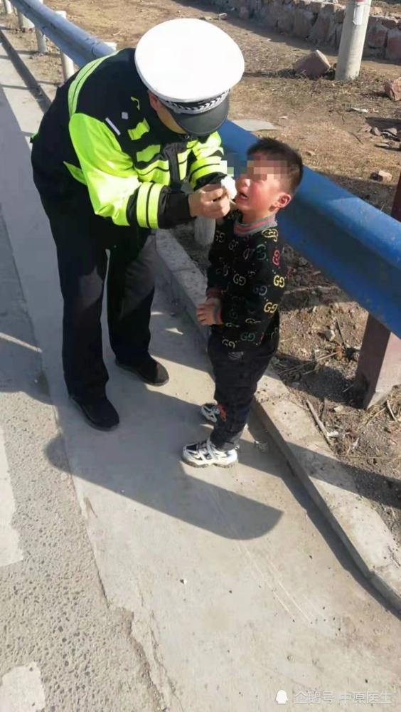 3岁男孩在网红打卡地与舅舅走散,交警使用扩音喇叭帮助他寻找舅舅