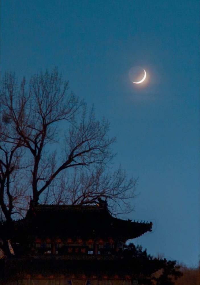 夕阳已经隐去,一弯新月悄悄爬上城头,诗人登上高楼,再一次倚栏望月.