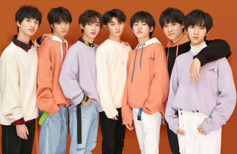 TFBOYS时代少年团,时代少年团与师兄合照 下一个tfboys?时代少年团会员猛涨,公司庆祝令粉丝不满