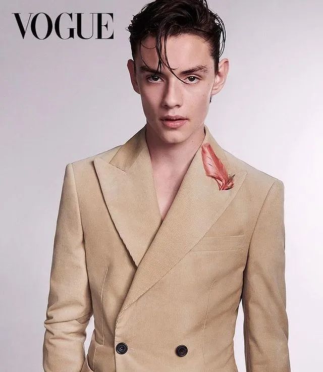 louis partridge 天生有着一副水仙花一样的面孔,青春靓丽还颇有清冷