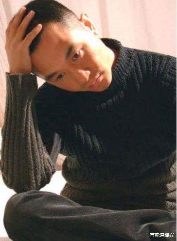 2002年,歌手高枫得怪病离世,临死前在母亲手心留下一个"死"字