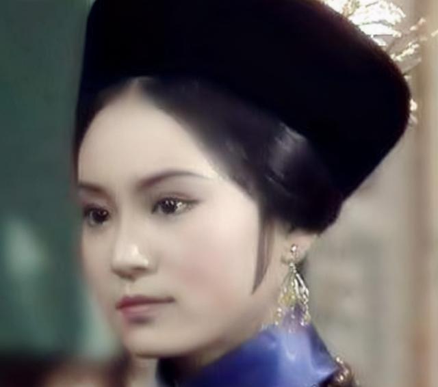 在1983年,24岁的刘雪华接演了《少女慈禧》,在香港红透了半边天.