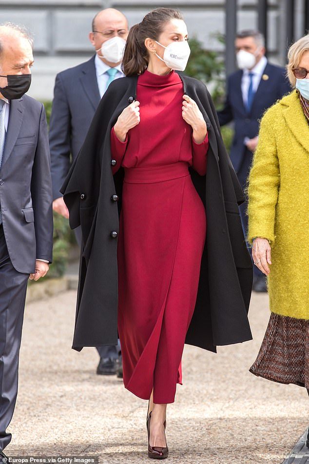 48岁西班牙王后寒风中光腿穿红裙撞衫荷兰王后稳赢白发皱纹明显却真实