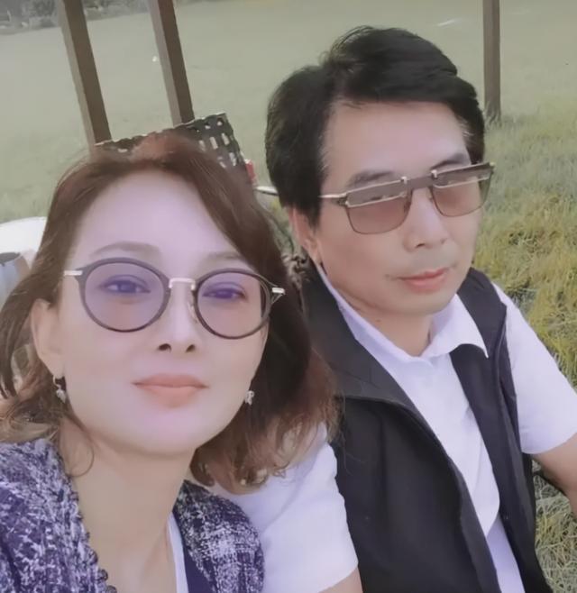 牛莉近照曝光,23岁秘密结婚老公身份成谜,结婚24年仍恩爱