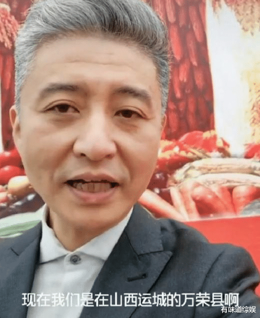 周炜1975年生人,如今也才45岁,可头发却已经完全灰白,看着让人非常