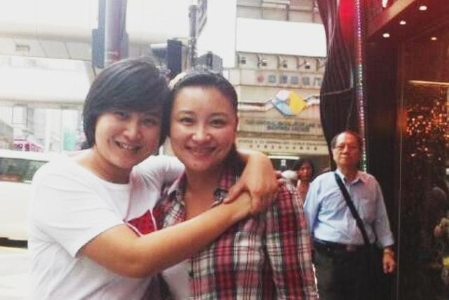 李焕英同厂姐妹曝光贾玲妈妈年轻时照片,梨涡浅笑,确实漂亮!