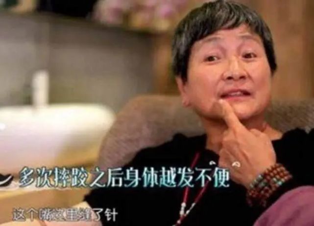 郑佩佩下台阶的时候,甚至要别人扶,她忍不住调侃自己"我受了伤,是个