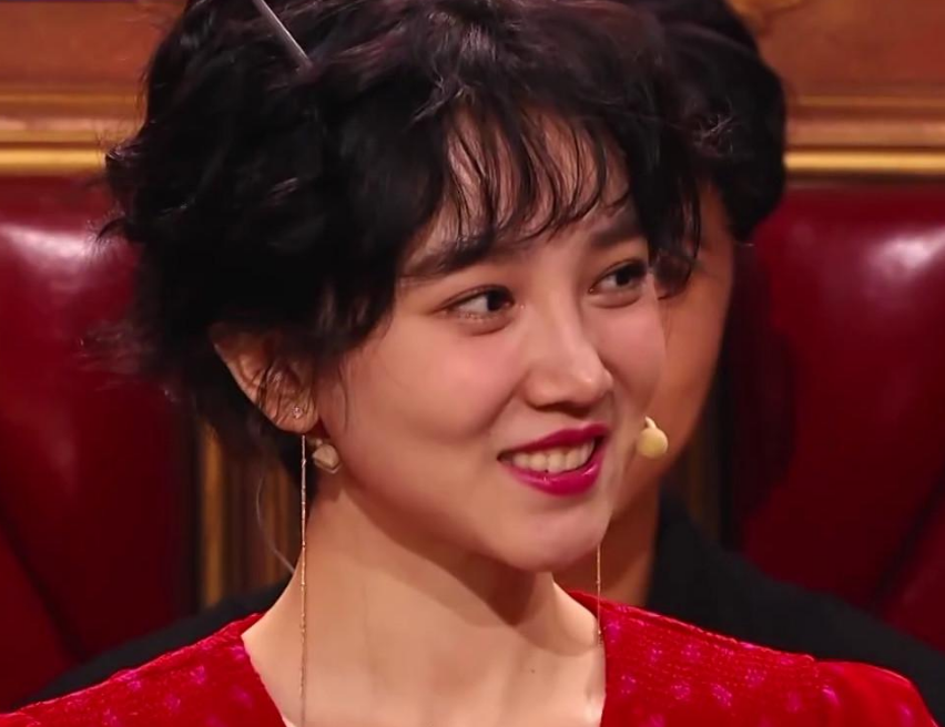 贾玲妈妈年轻旧照曝光,网友:神似陈小纭