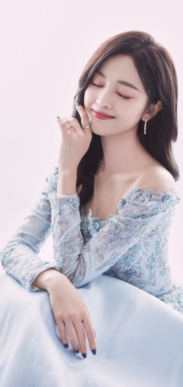 吴宣仪蓝色蝴蝶刺绣礼服写真壁纸