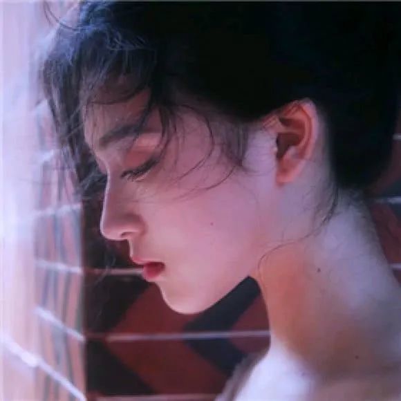 女生头像:0217精选侧脸颜值小姐姐头像