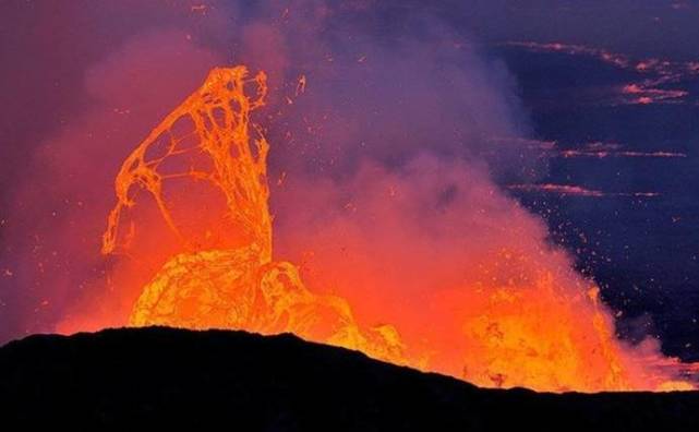 南极火山再次喷发,这次规模巨大,蔓延20公里,被我国卫星拍到