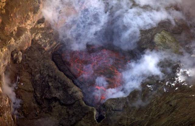 是一座名叫erebus volcano(埃里伯斯火山)的活火山,一直到今天,它都