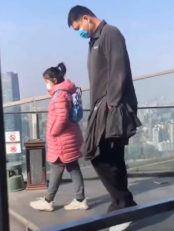 网友偶遇姚明父女,10岁姚沁蕾身高超过一米七,已达到父亲胸口