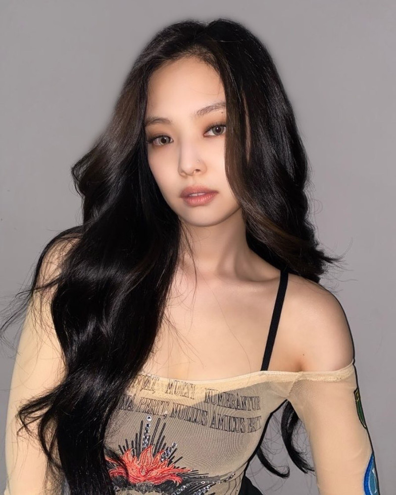 纯欲风格下的jennie真的是太吸睛了