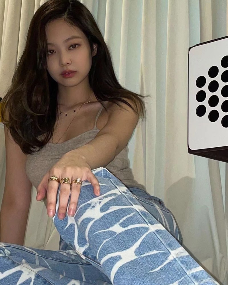 纯欲风格下的jennie,真的是太吸睛了.