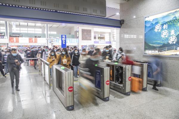 2月17日,在重庆北站候车大厅,旅客通过自助检票机进站乘车.