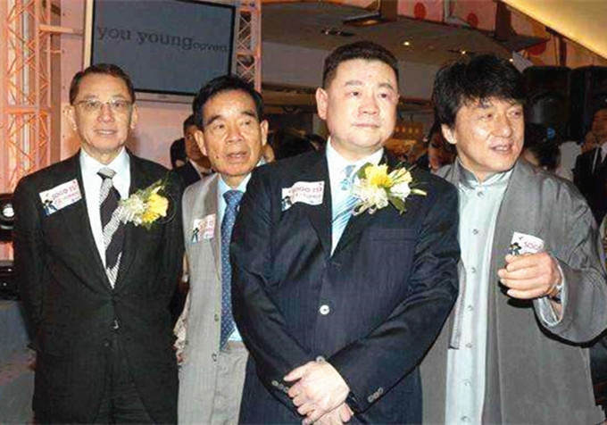 两大顶级豪门聚会刘銮雄儿子斯文郑裕彤孙子胡子拉碴显沧桑