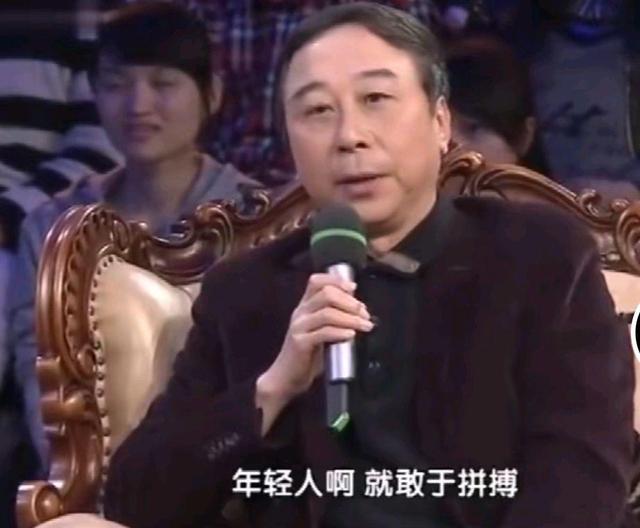 2001年,贾玲的妈妈李焕英因为普通话不标准,把 "戏剧"说成了"喜剧"