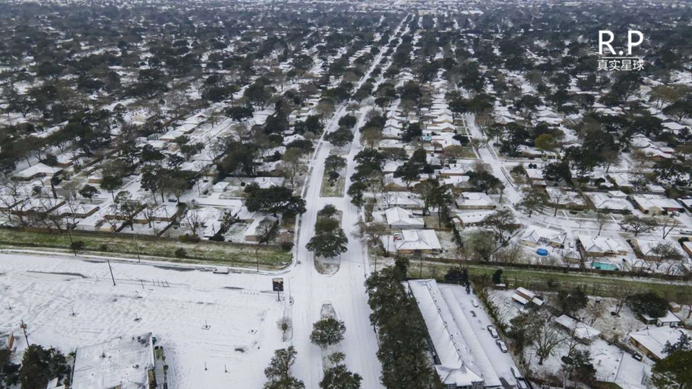 而在得州如今这个窗外大雪冻雨纷飞,成为了一片银白色的世界里,停电的