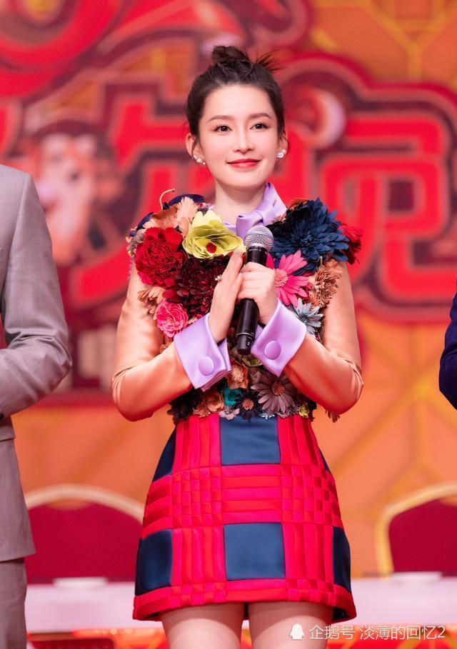 李沁亮相北京台春晚,短裙上"花团锦簇,身材太让人羡慕