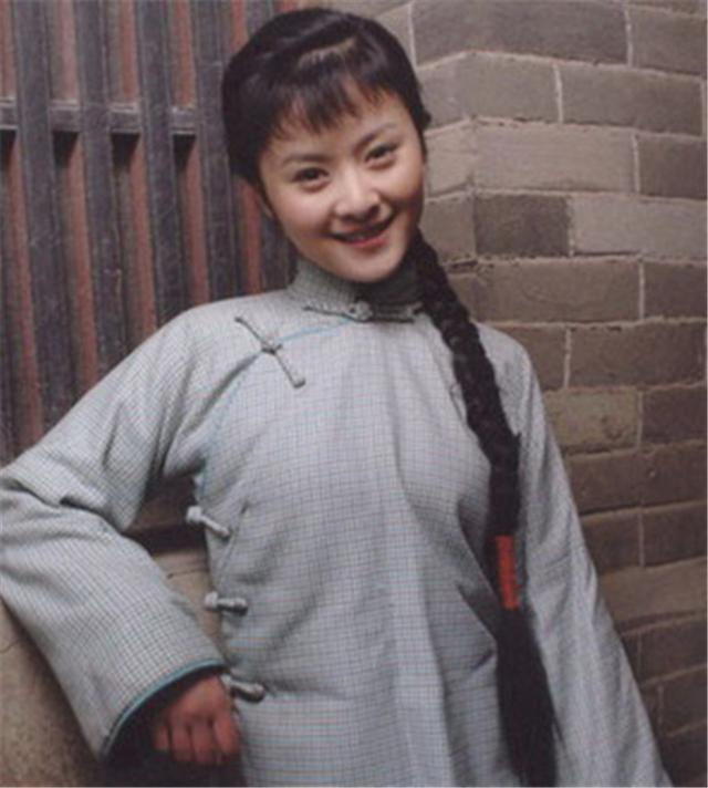 《铁道游击队》; 并且在剧中饰演了里面游击队队员彭亮的妻子,蓝妮