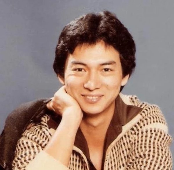 同胞亲兄妹,皆是邵氏武打明星,哥哥猝死家中,妹妹抑郁