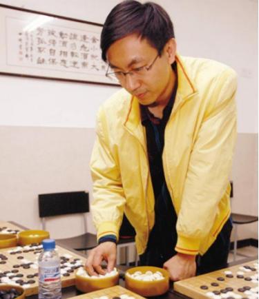 钱琳琳前夫是素有中国"棋坛少帅"美誉的围棋九段郑弘.