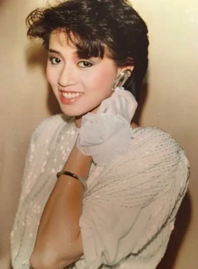 梅艳芳最后的日子:去日本见初恋,穿婚纱开演唱会,40岁