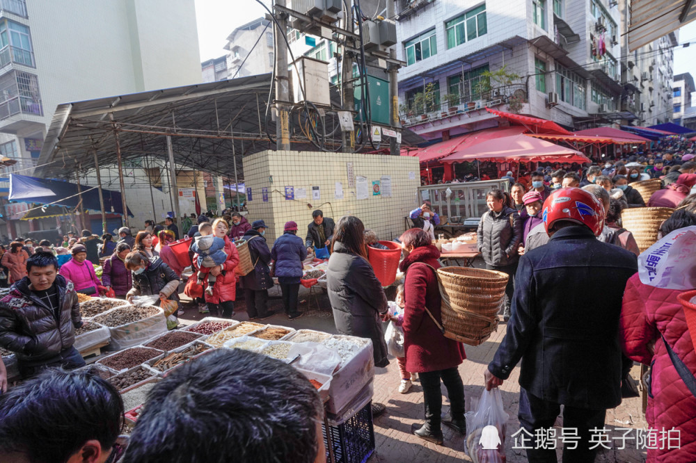 四川达州:腊月里涌兴镇赶场好热闹 平日你感受不到这样的气氛