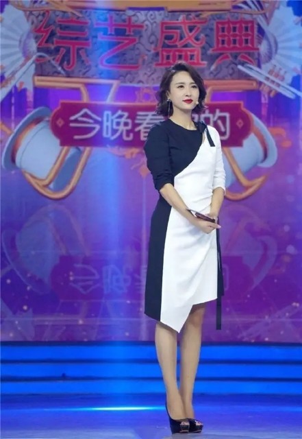 主持人张蕾舞台下好会打扮,格纹裙搭长筒靴时髦大气,41岁更像31