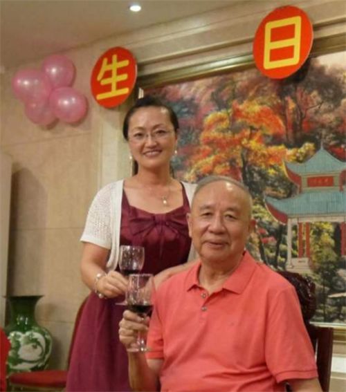 他是中国最传奇的首富:入狱后妻子跟他离婚,小姨子却苦等他18年