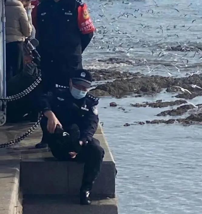 栈桥景区,一张警察"当众"脱鞋的照片火了