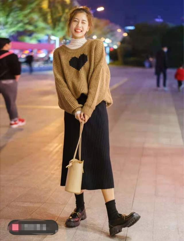 黑色半身裙搭配什么颜色上衣好看