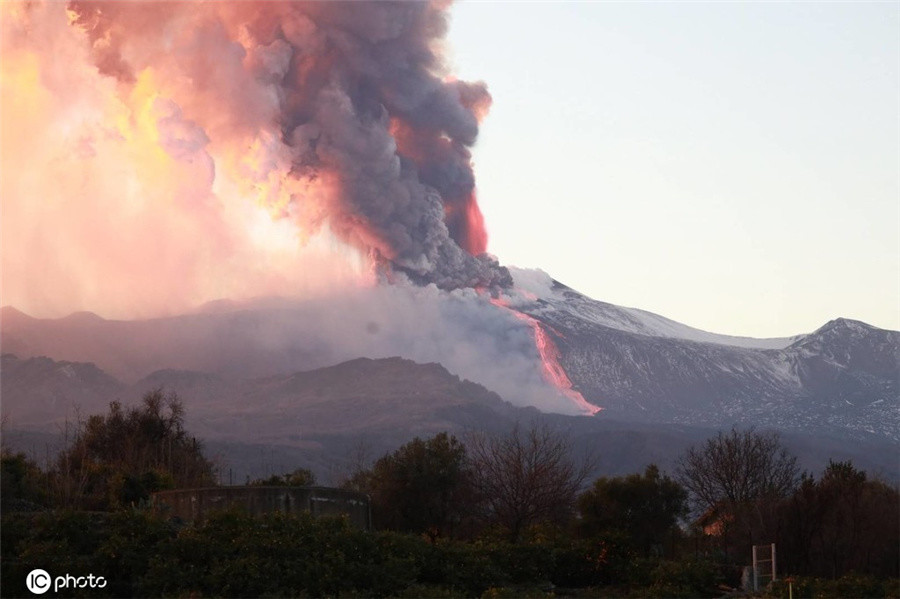 意大利埃特纳火山爆发熔岩和火山灰直射天空