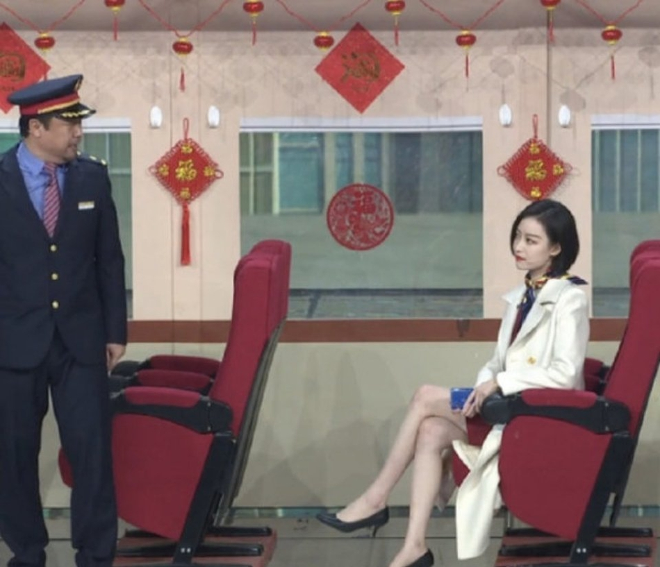 贾冰,倪妮《开往春天的幸福》其实春晚没错,它一直承担着既能让观众笑