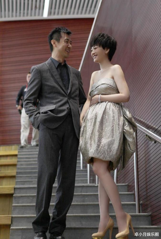 43岁李小冉代言内衣品牌,身材火辣性感迷人上热搜,坎坷情史惹人怜