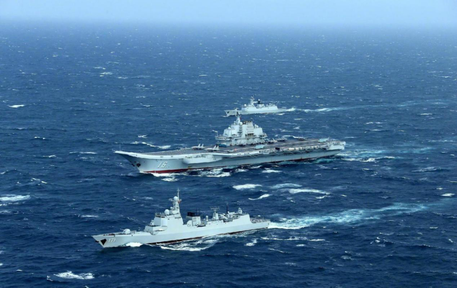 图为中国海军辽宁舰编队