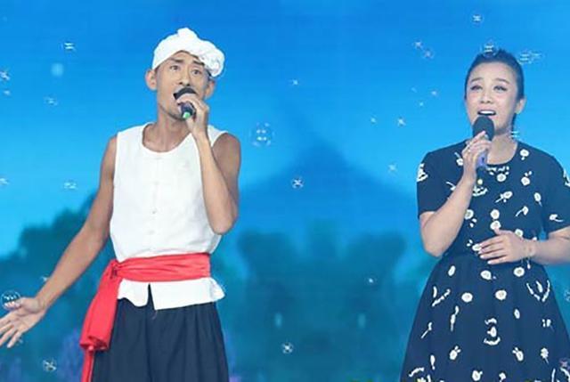 51岁阿宝靠直播维系生存,05年登《星光大道》大火却因