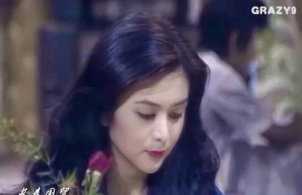 关之琳刚出道时旧照曝光,长发大眼精致的像洋娃娃