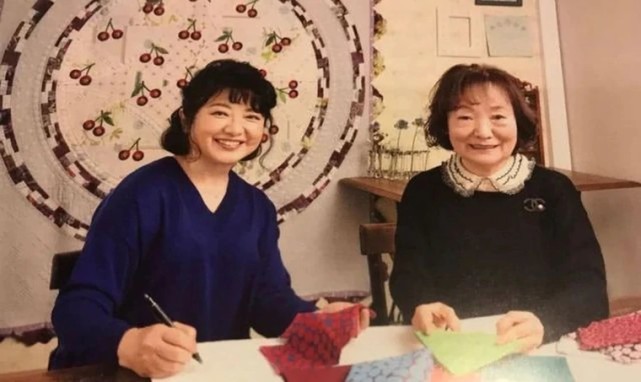 62岁山口百惠近照曝光首度与儿媳妇同框满面笑容优雅贵气