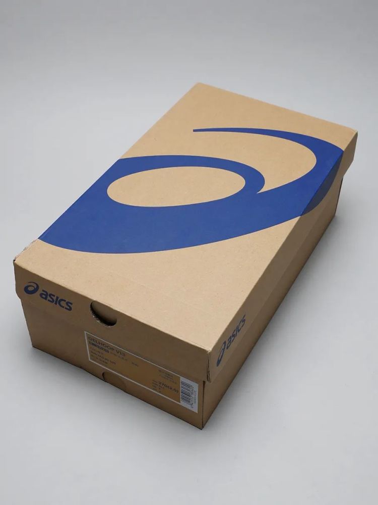 简洁的鞋盒,正面印有亚瑟士品牌logo