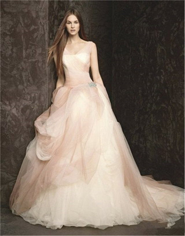 "婚纱女王"王薇薇:身价40亿,72岁的高龄,却17岁的身材