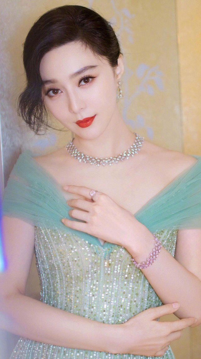 一张令人浮想联翩的照片,范冰冰的表情,道尽多少无奈