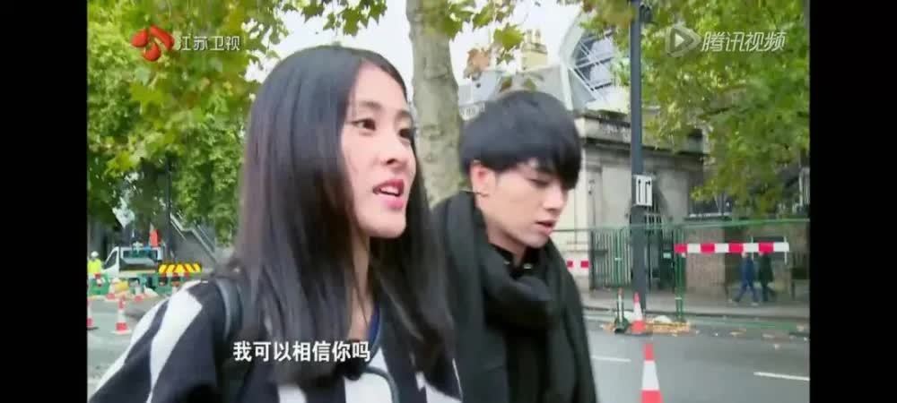 张碧晨带着女儿新年放烟花疑家人与华晨宇团圆一齐回家认祖先